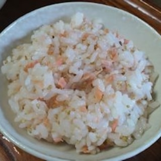 残り物の塩鮭で簡単・・・胡麻の風味も旨い！鮭ご飯！